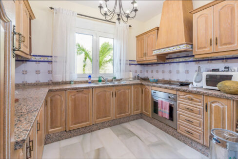 7-Fully-Fitted-Kitchen-2